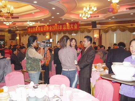 广东J9.COM铝厂猎人车队签约之采访邝总